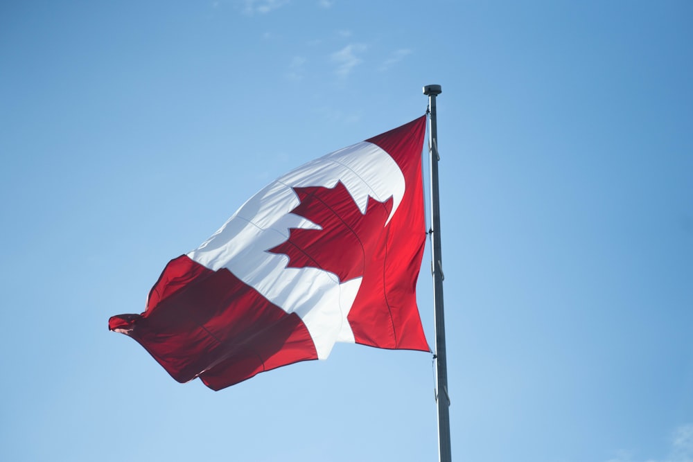 La bandera canadiense ondea alto en el cielo