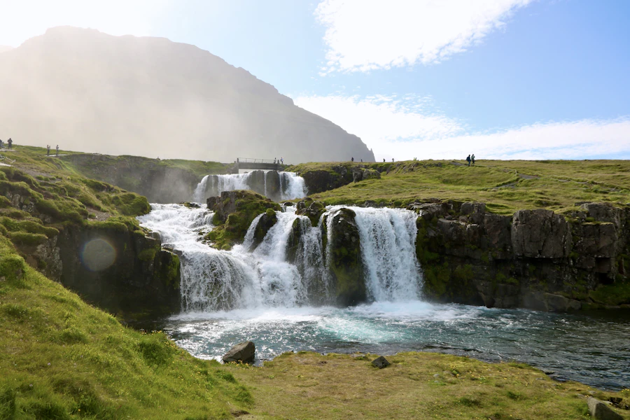 Путешественник с рюкзаком на пешем маршруте в европейских горах