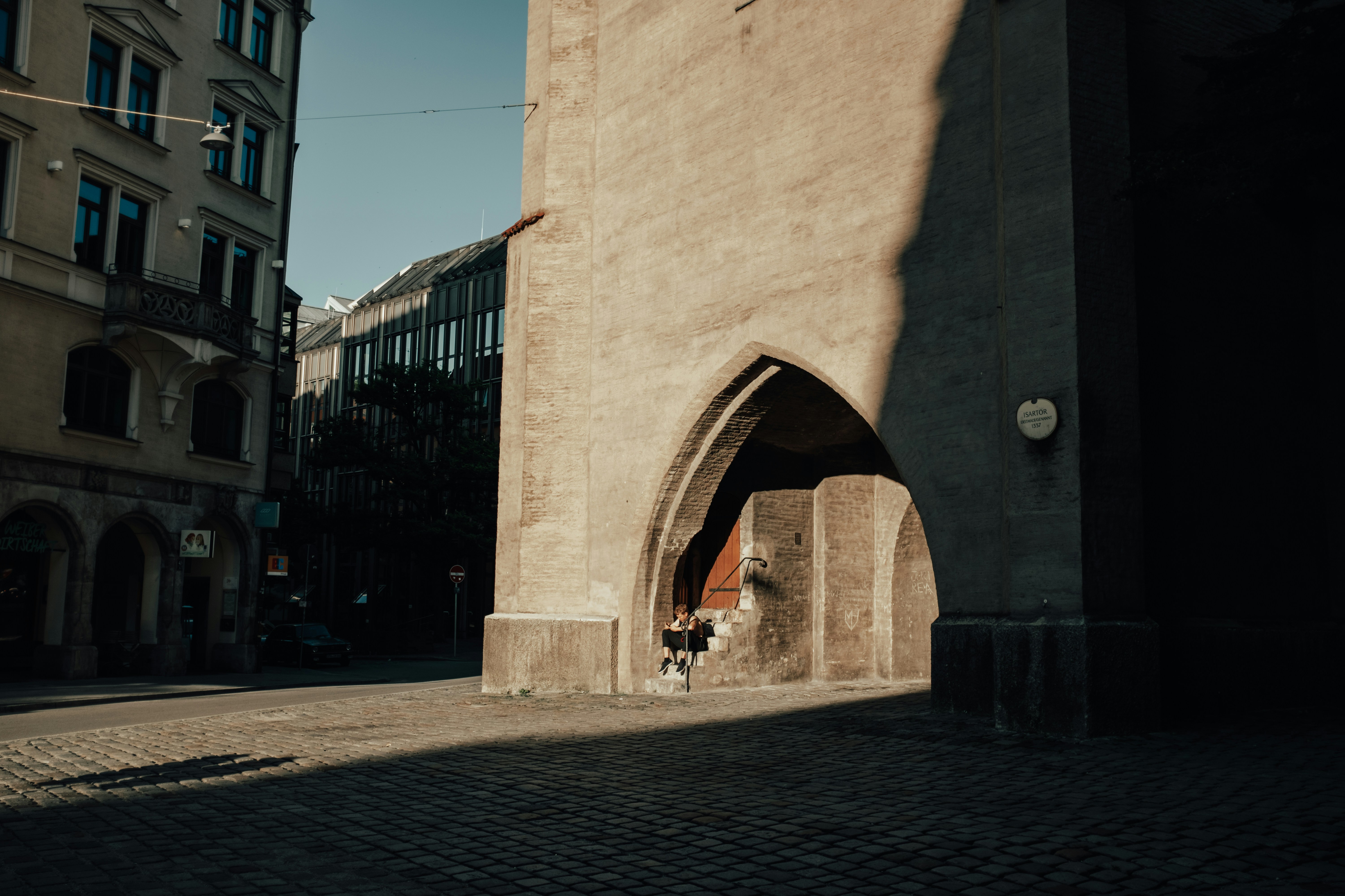 eine Person, die in einer Tür eines Gebäudes steht