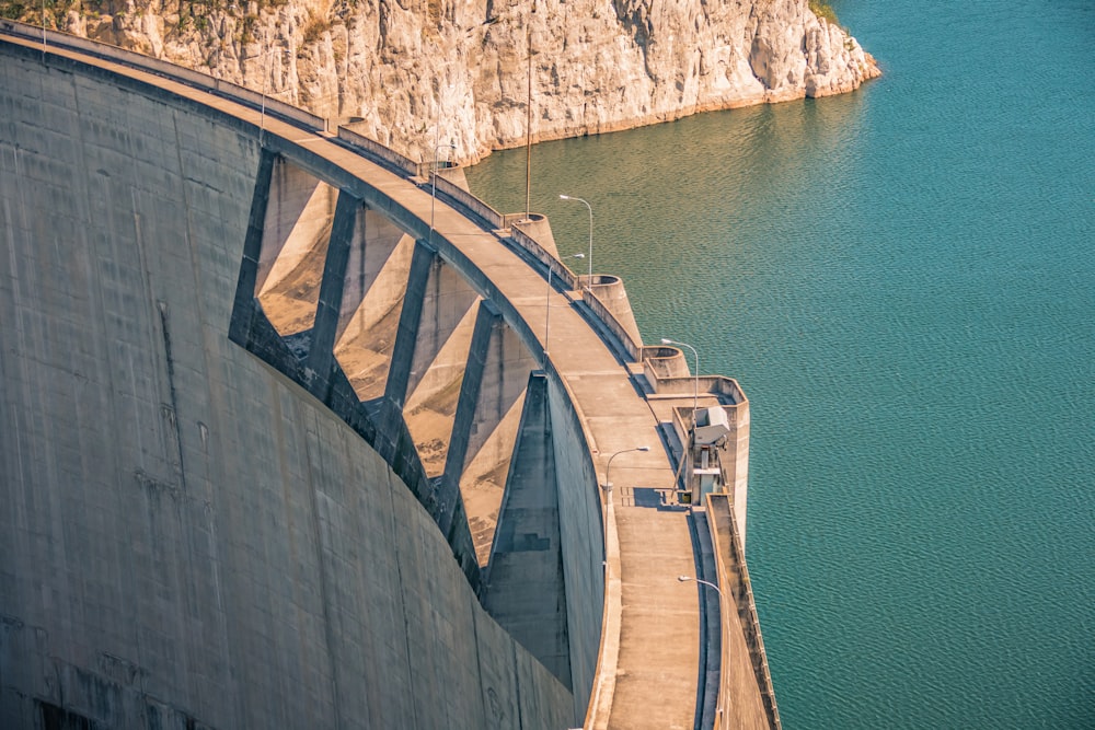 Blick auf eine Brücke über ein großes Gewässer