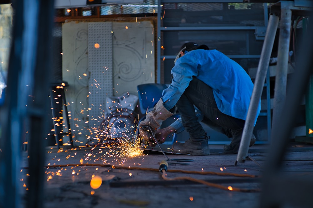 Un hombre moliendo metal con una amoladora