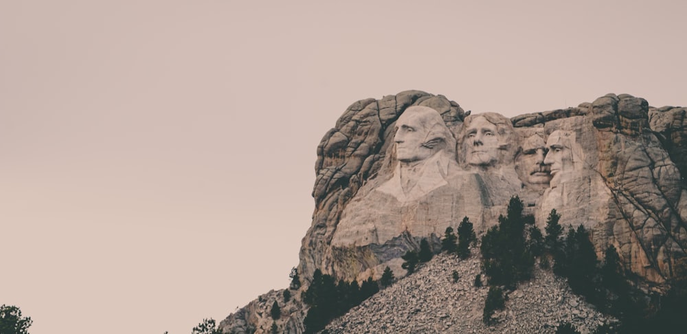 Une montagne avec un groupe de présidents sculptés dedans
