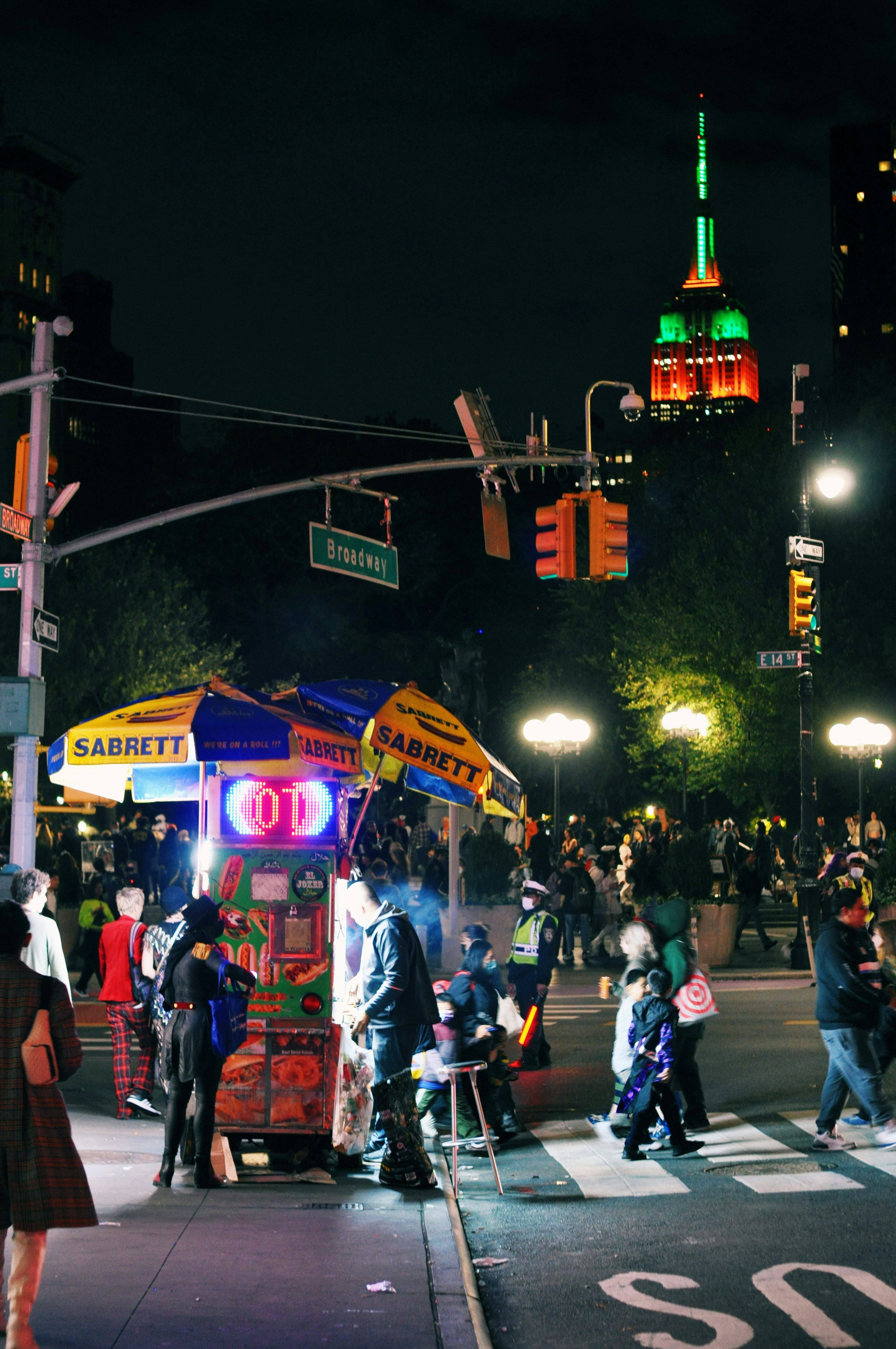 Un grupo de personas de pie al costado de una carretera