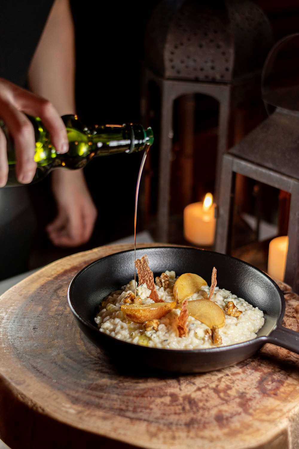 eine Person, die Wein in eine Schüssel mit Essen gießt