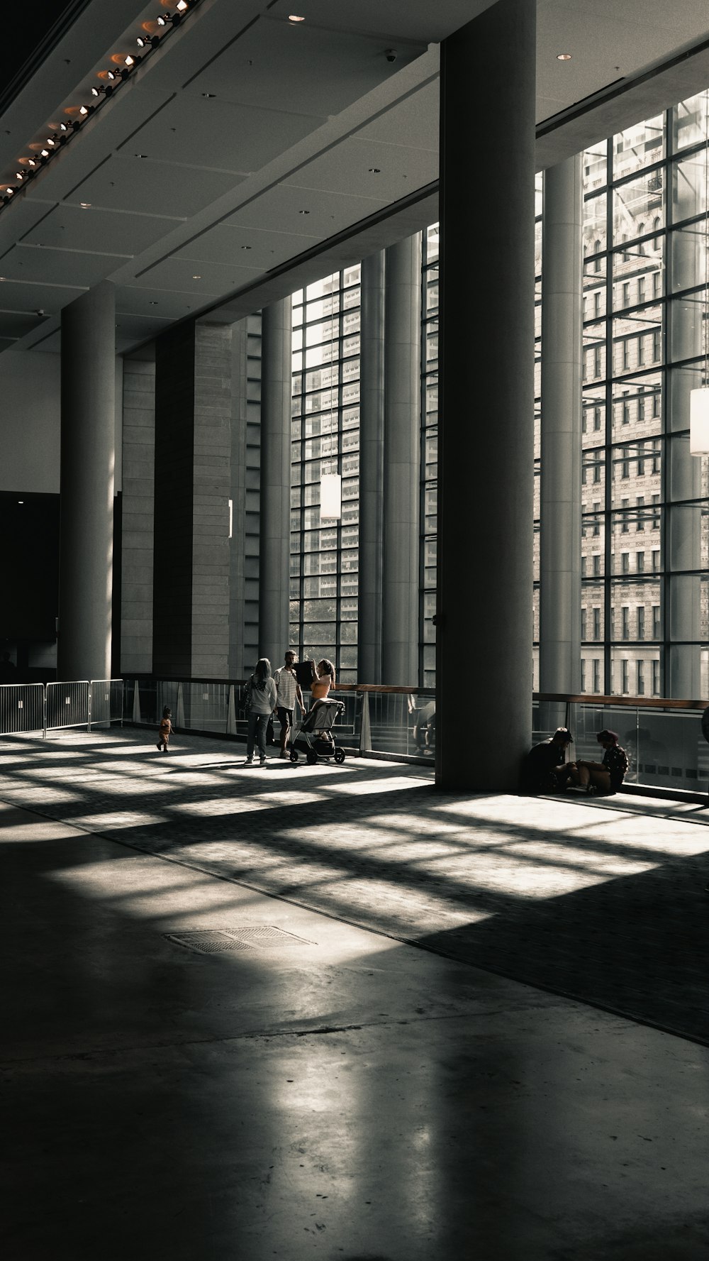 Un par de personas sentadas en un banco en un edificio