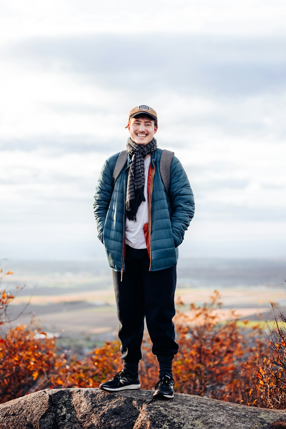 Ein Mann steht auf einem großen Felsen