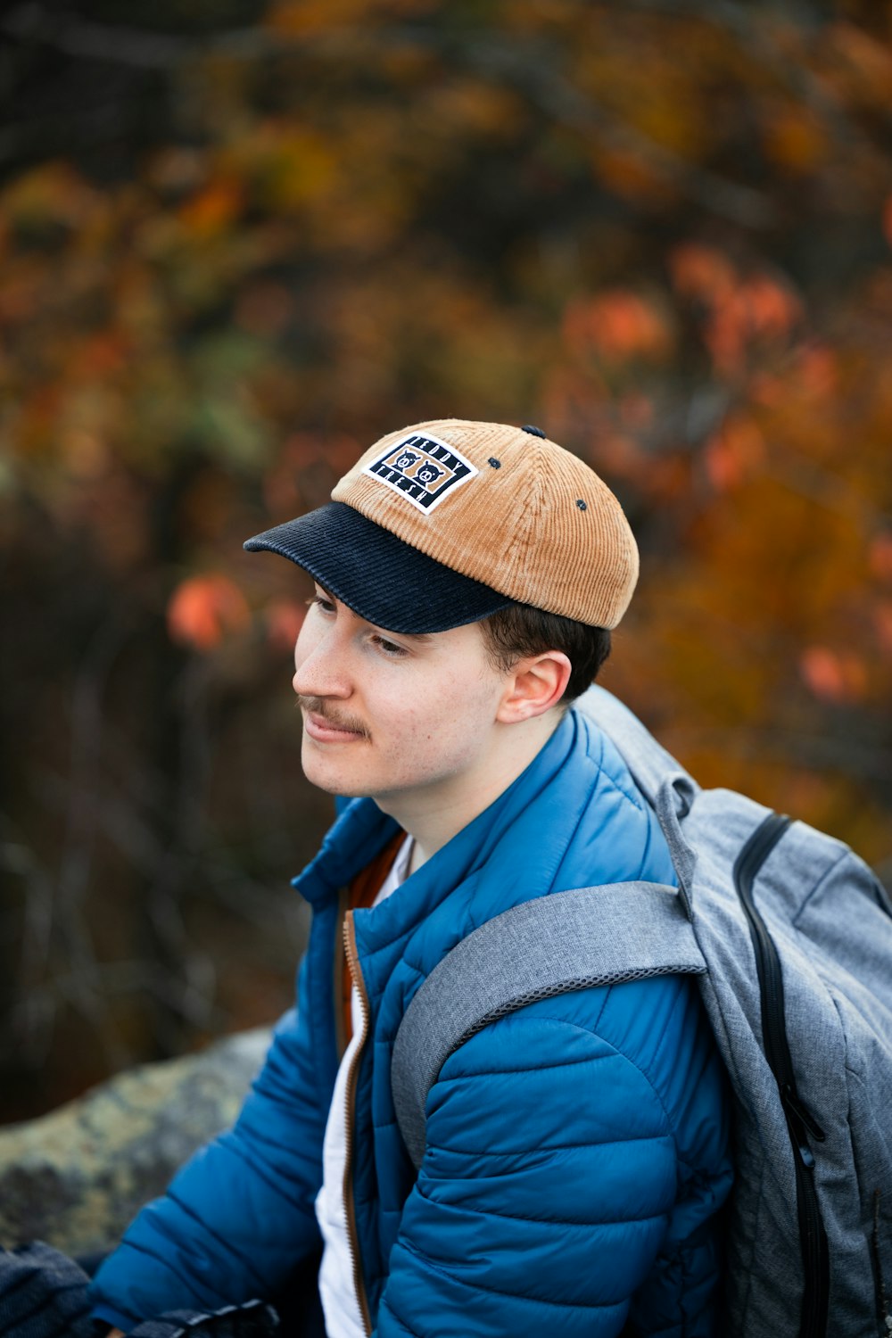 Un uomo con uno zaino e un cappello