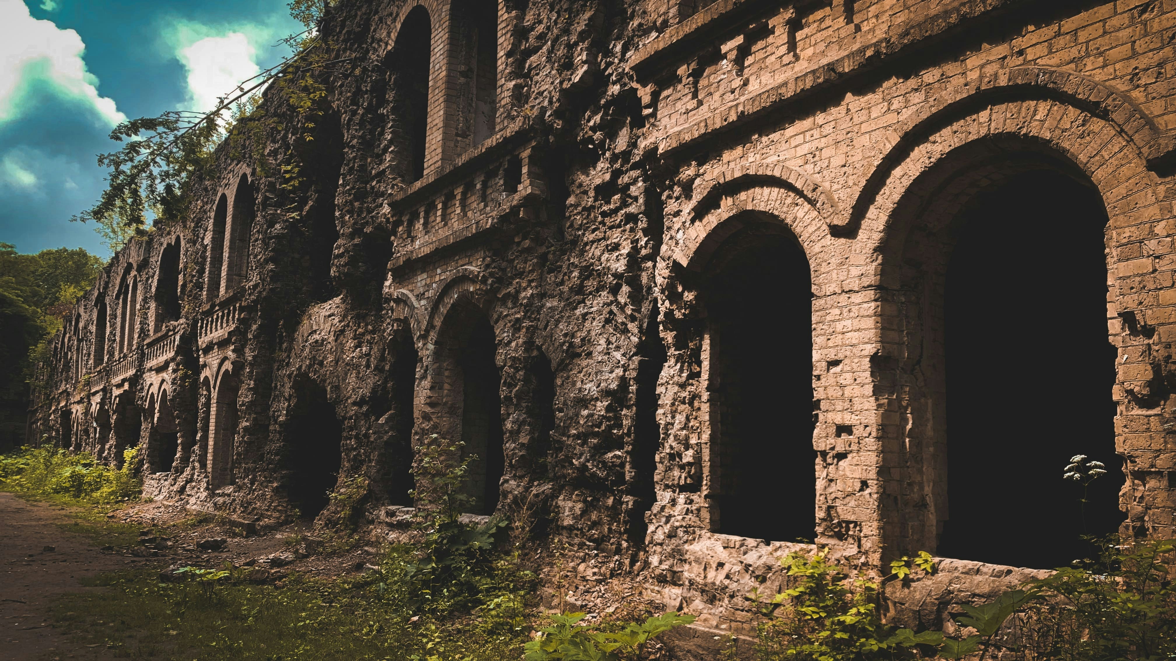a very old building that has a bunch of windows