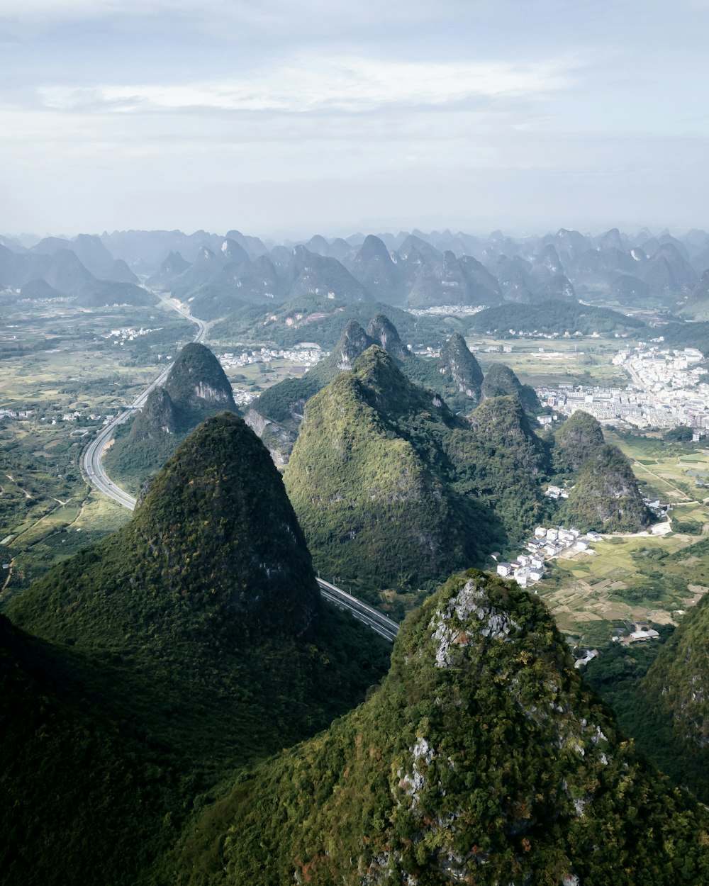 una vista panoramica di una catena montuosa con un fiume che la attraversa