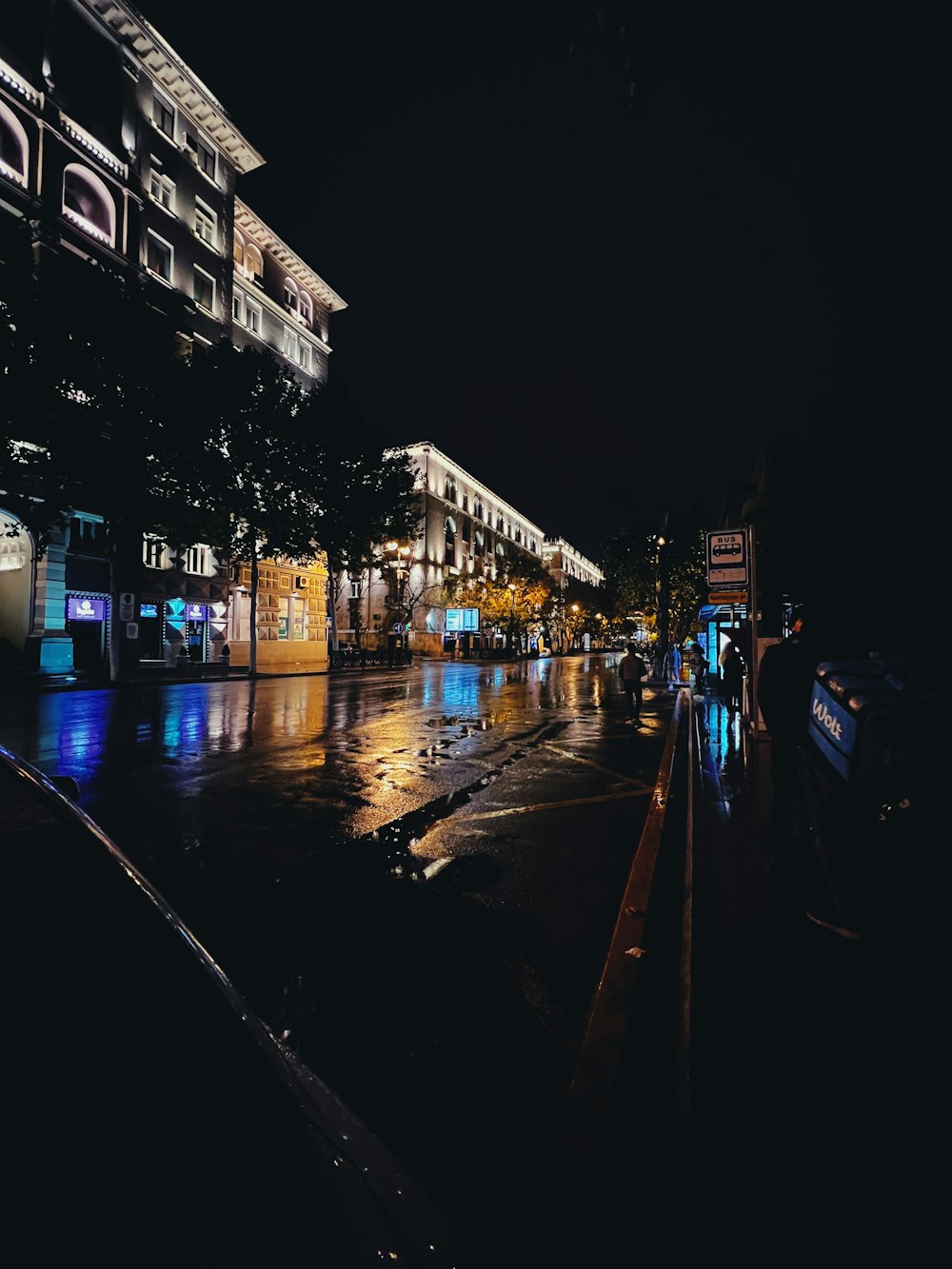 Una calle de la ciudad por la noche bajo la lluvia