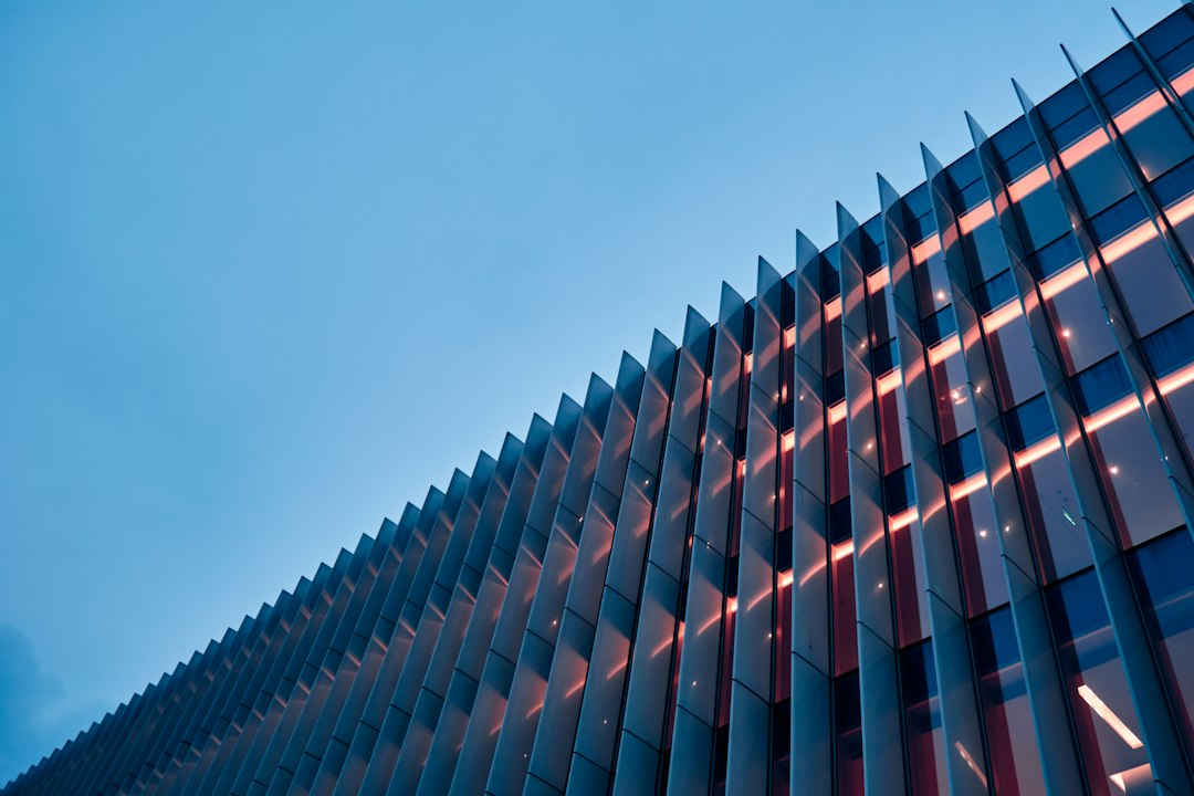 Detalle arquitectónico moderno con líneas geométricas y cristal de alta eficiencia