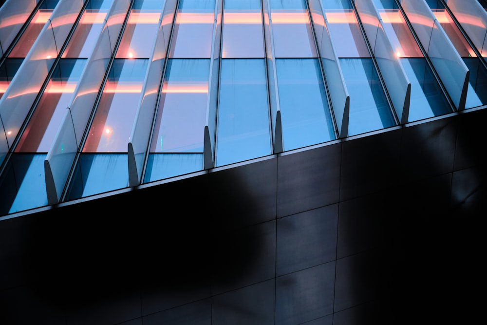 Un primer plano de un edificio con muchas ventanas