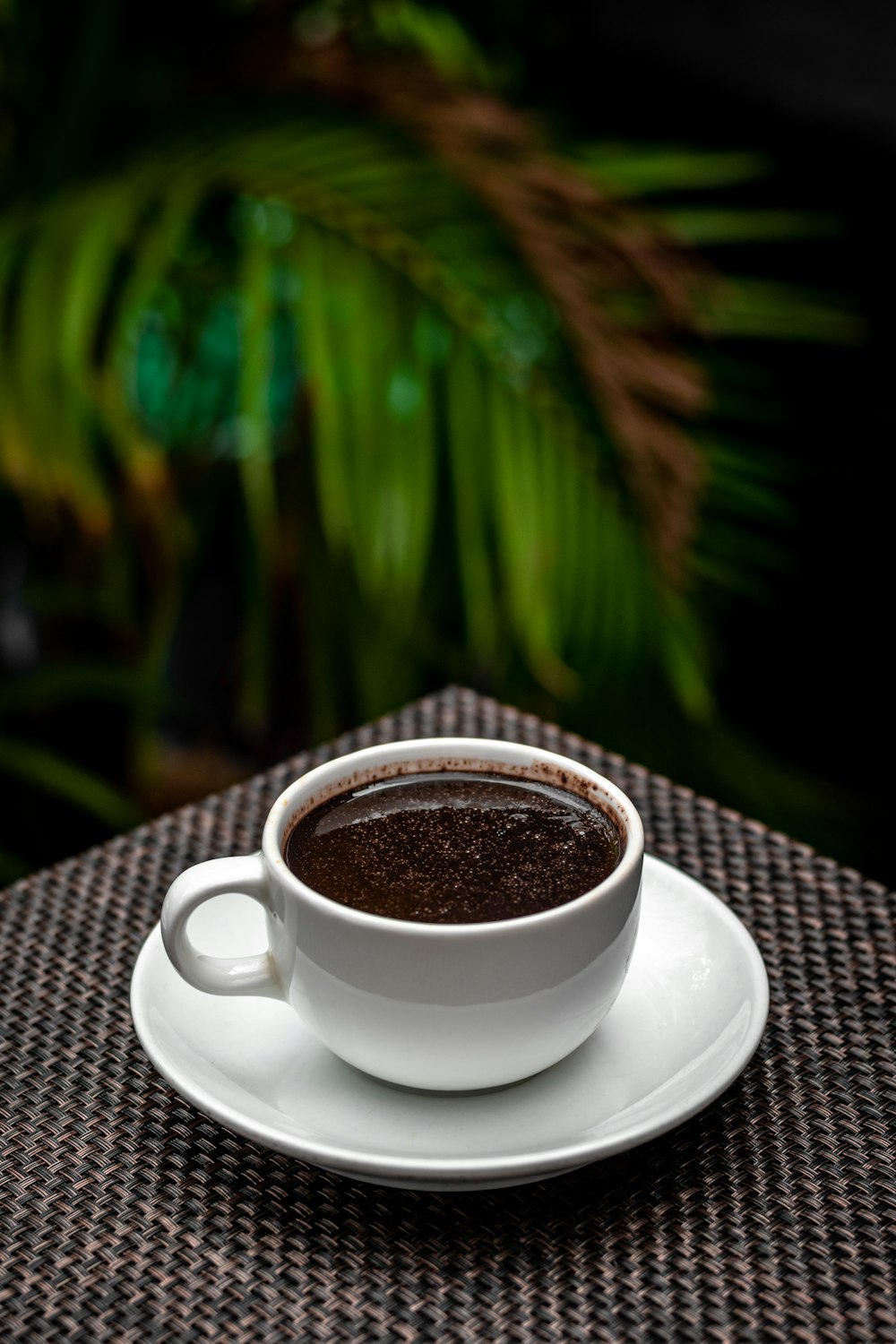 une tasse de café posée sur une soucoupe blanche