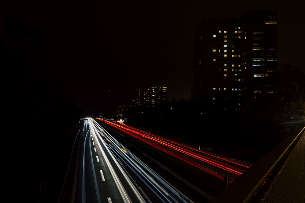 Una foto de larga exposición de una carretera por la noche