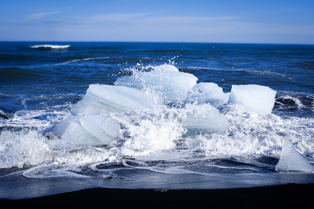 un tas d’icebergs qui sont dans l’eau