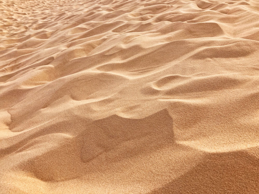 Ein Sandstrand mit viel Sand bedeckt