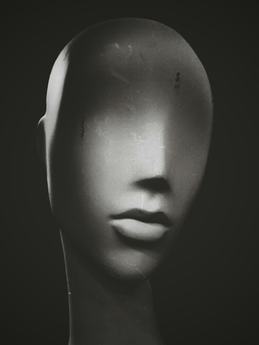uma foto em preto e branco da cabeça de um manequim
