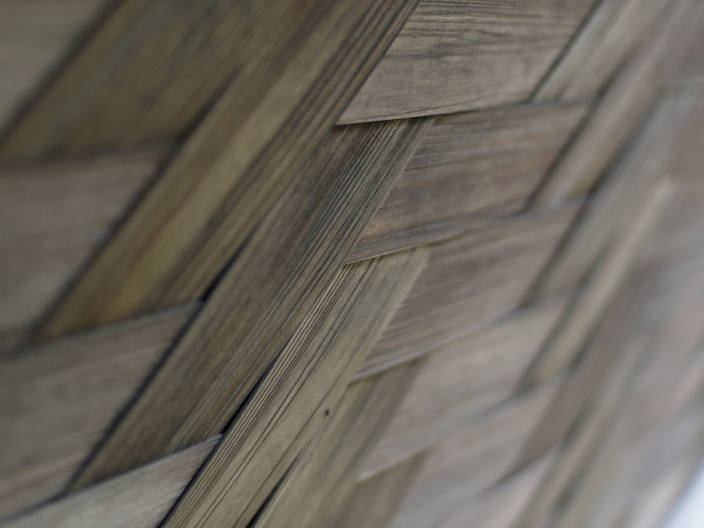 um close up de uma parede com painéis de madeira