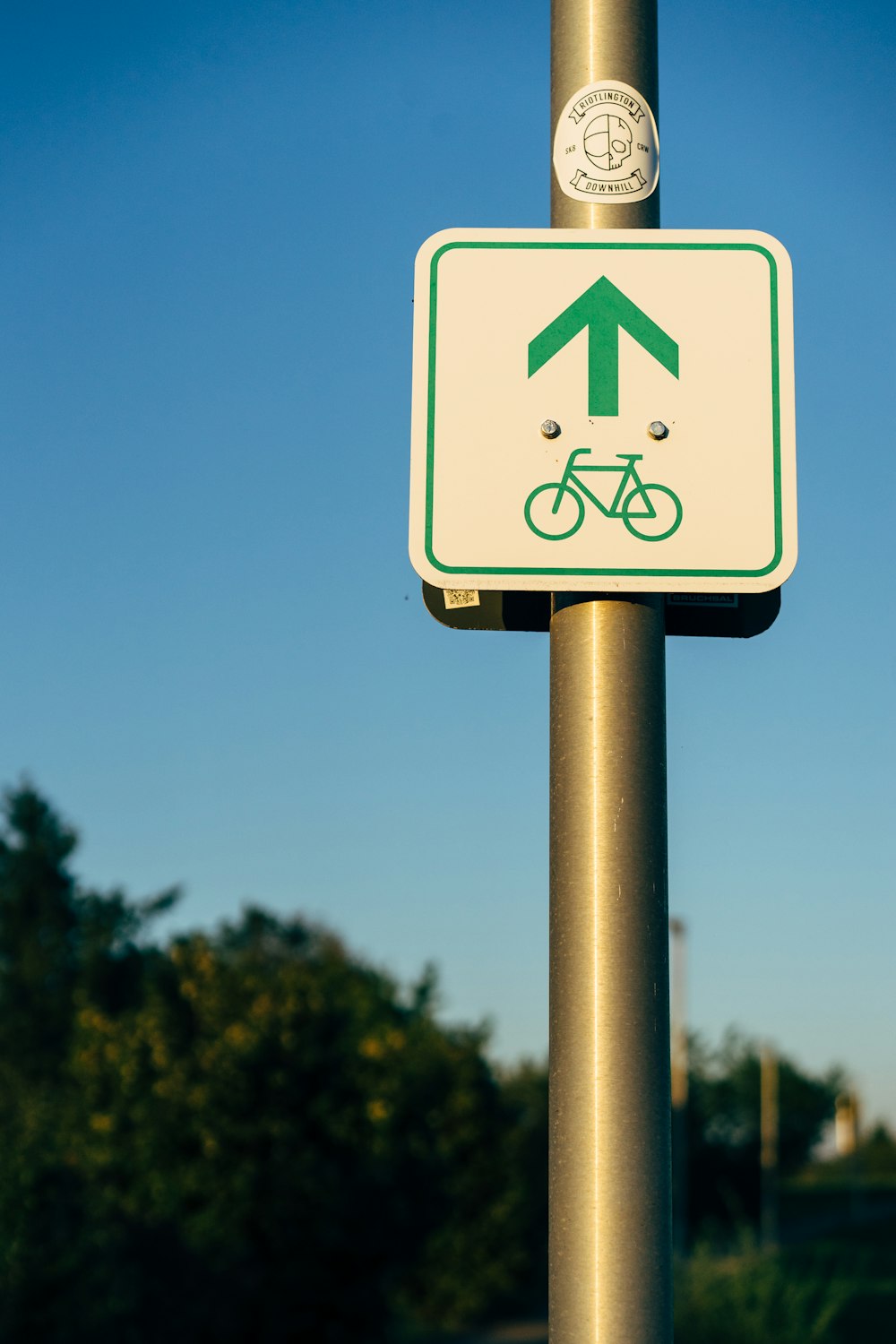 a street sign with a bicycle on it