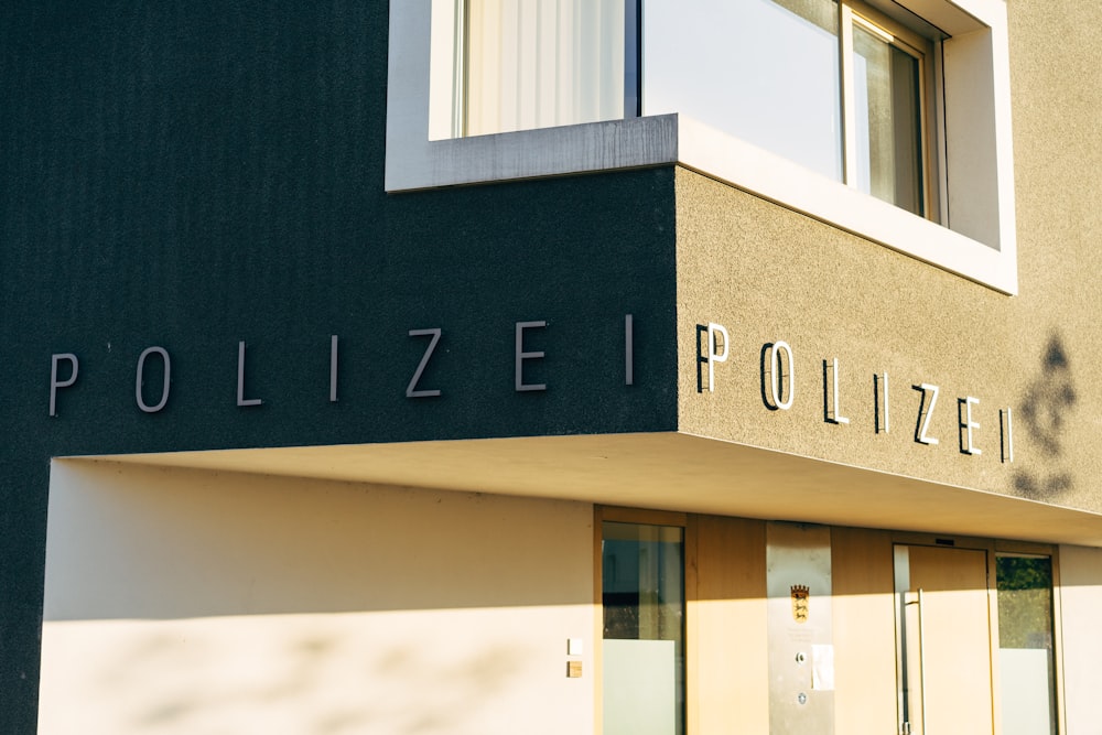 a building with a sign that reads polize i polize