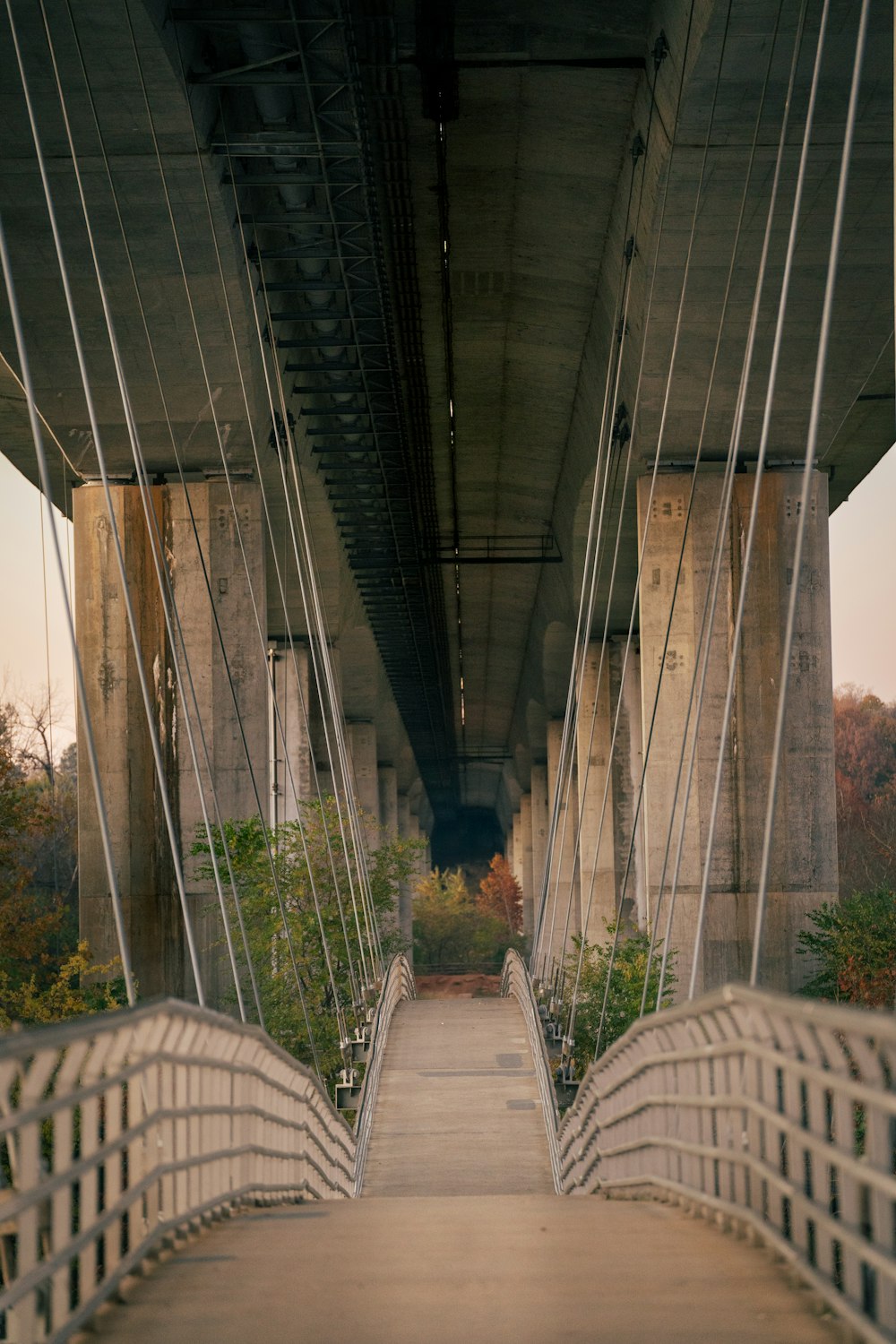 un puente con una pasarela que lo cruza