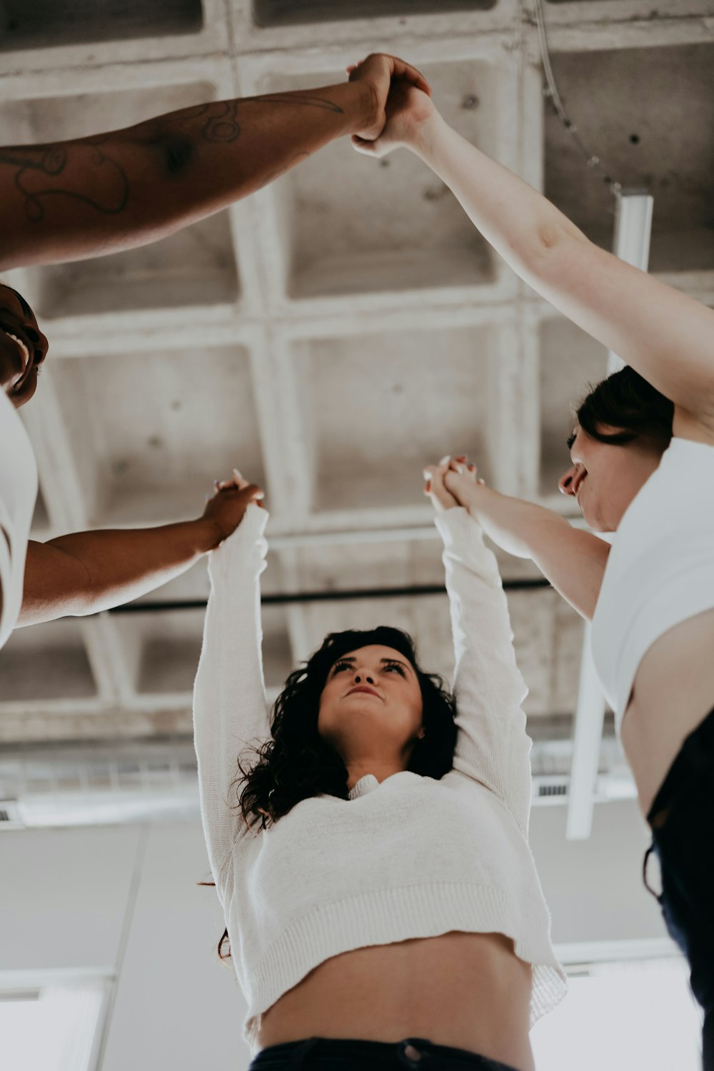 Un gruppo di persone che si tengono per mano in aria