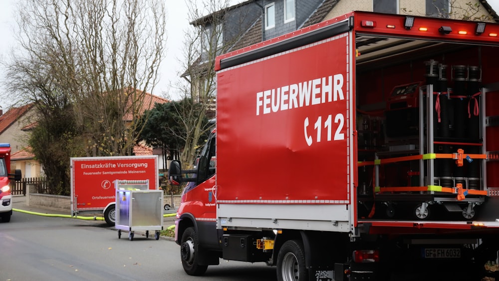 Un camion rouge est garé sur le bord de la route