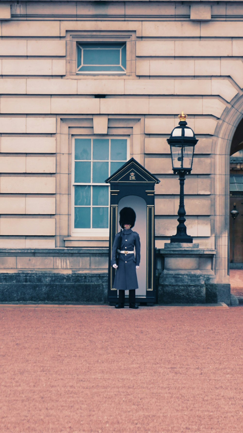 um guarda em pé na frente de um edifício