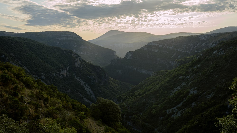 une vue d’une vallée avec des montagnes en arrière-plan