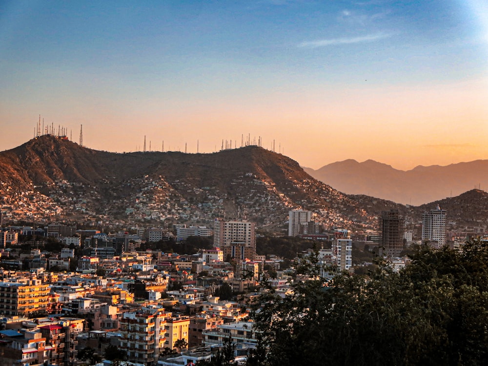 Una vista di una città con le montagne sullo sfondo