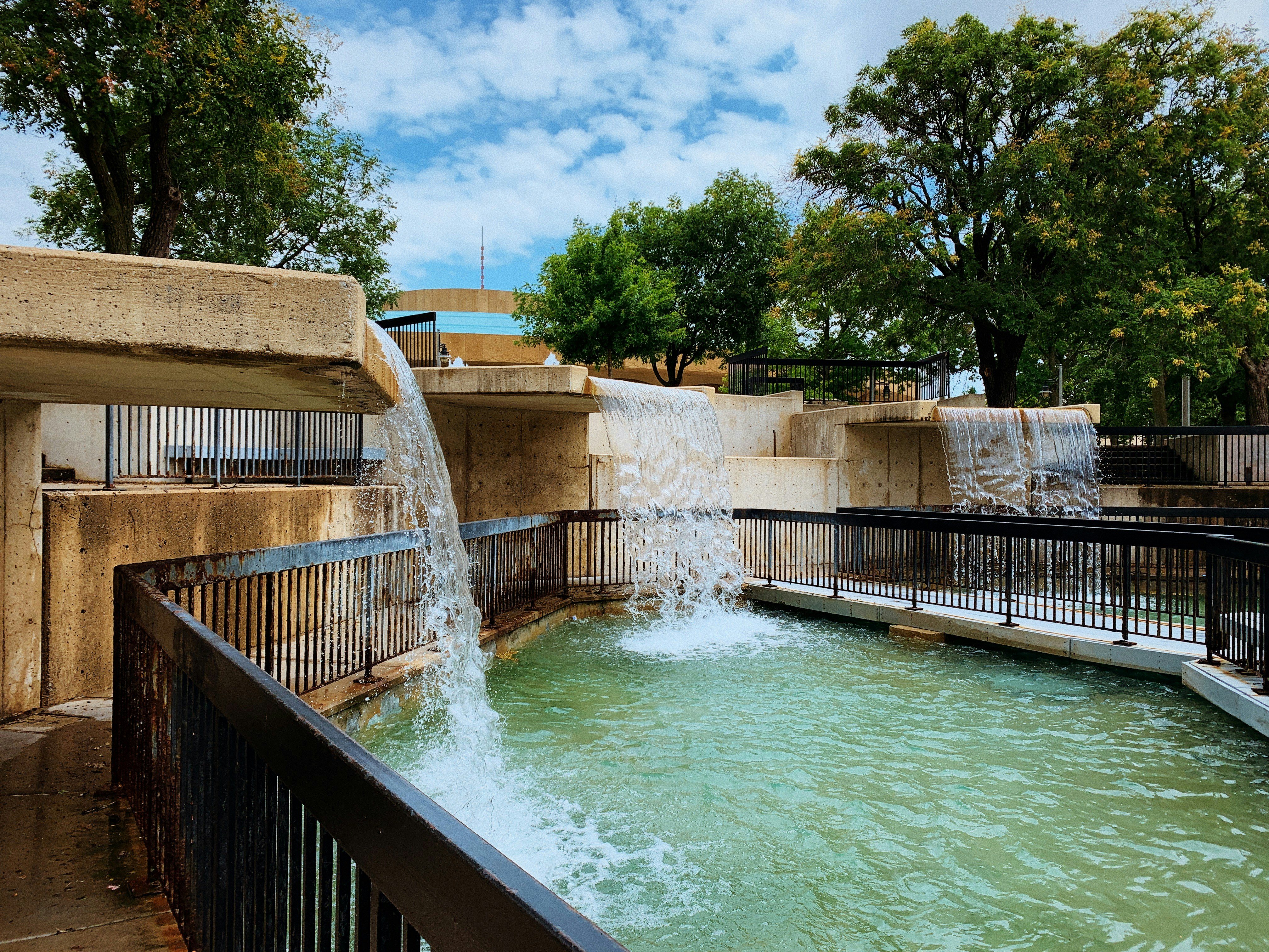 Diferenças entre Cascatas de Piscina: Escolha a Melhor para o Seu Espaço
