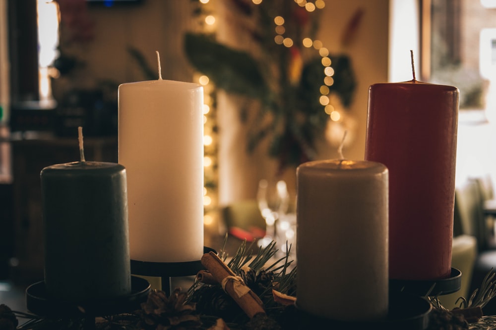 Un grupo de velas sentadas encima de una mesa