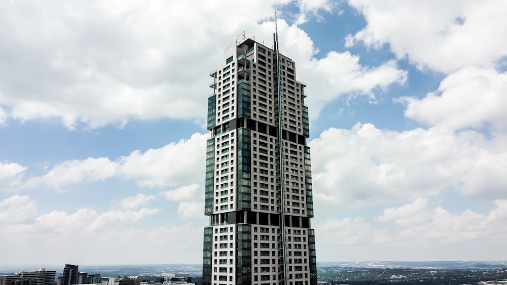 a very tall building sitting in the middle of a city