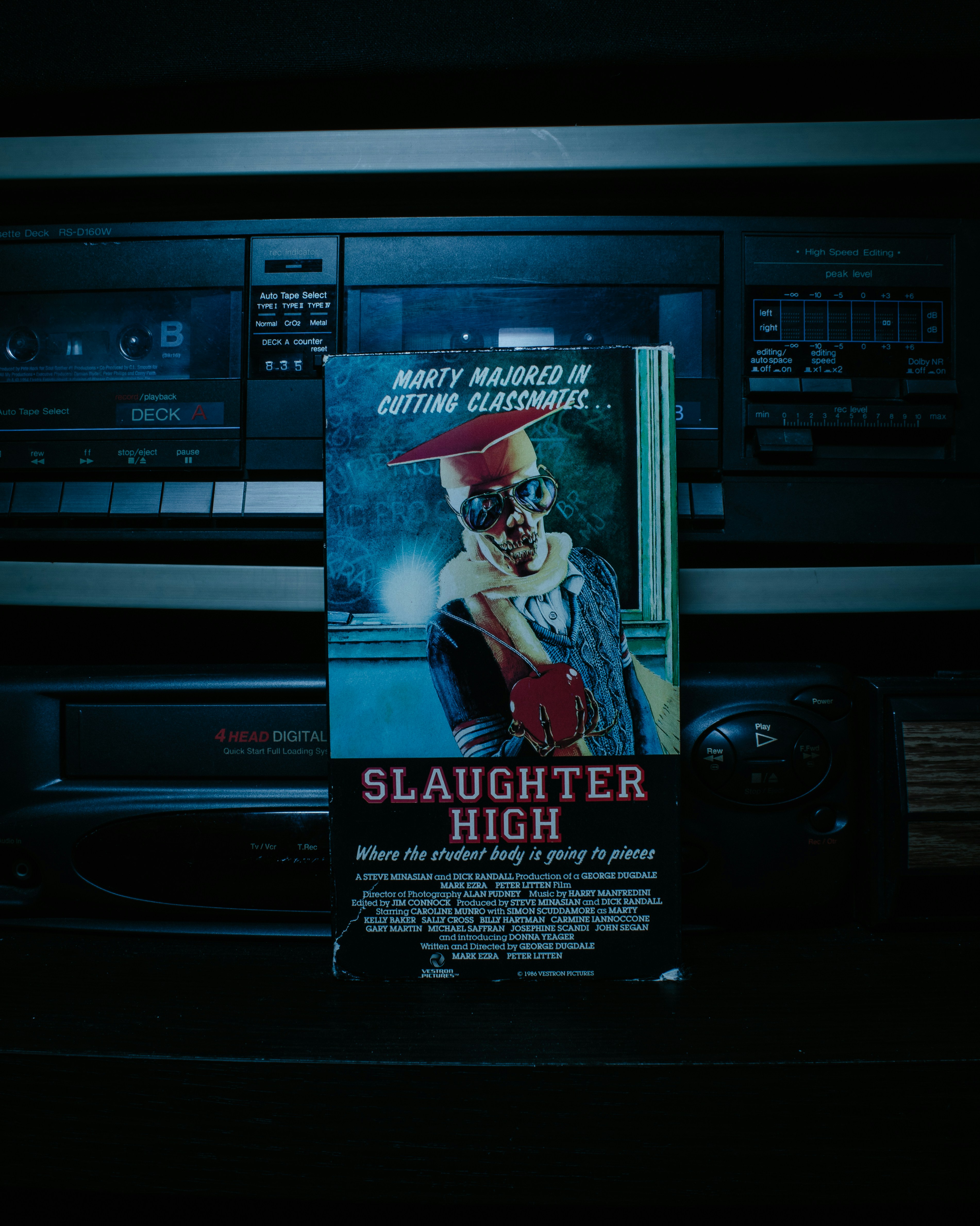 暗い部屋のCDプレーヤーの映画ポスター