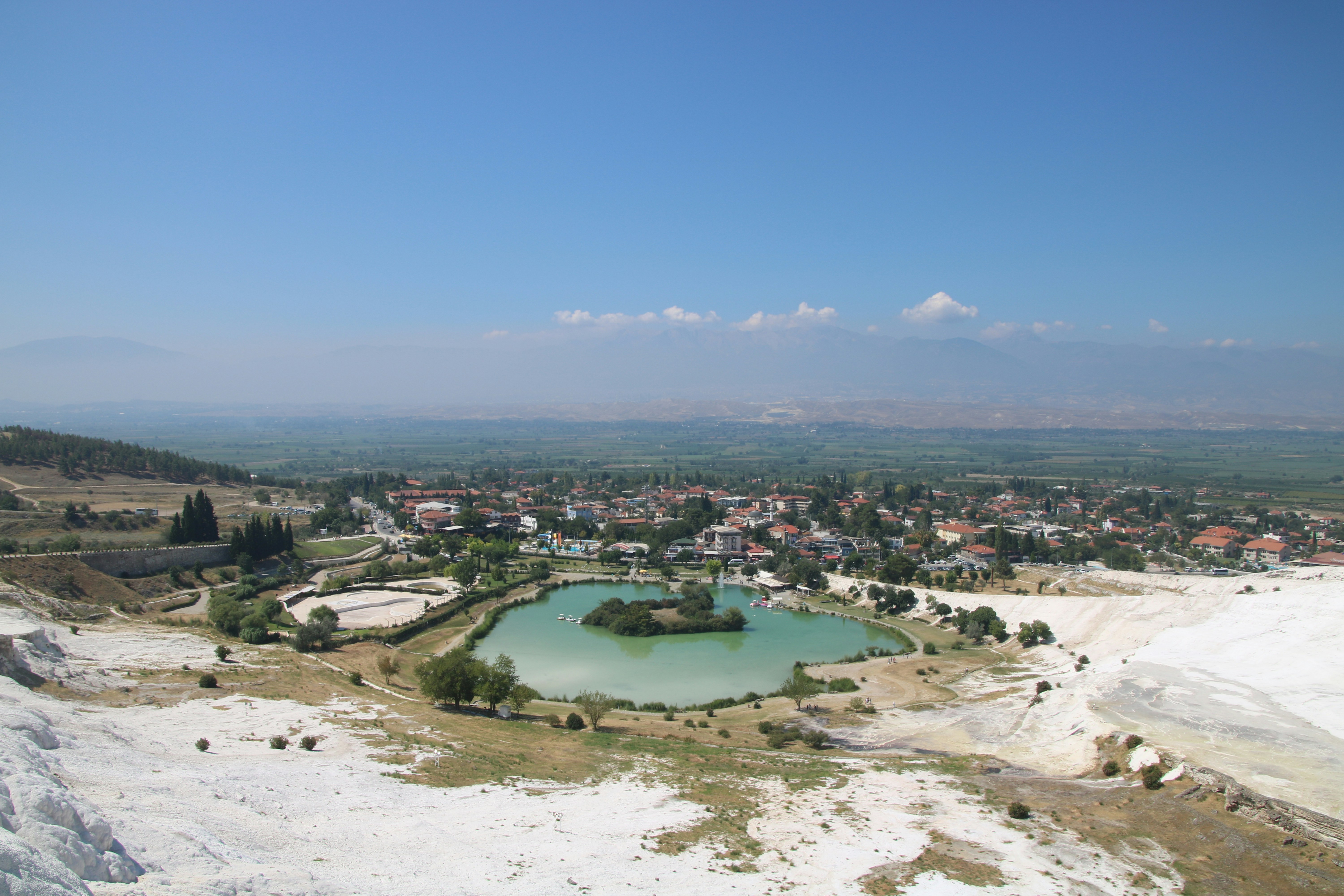 Pemandangan kota kecil dan danau