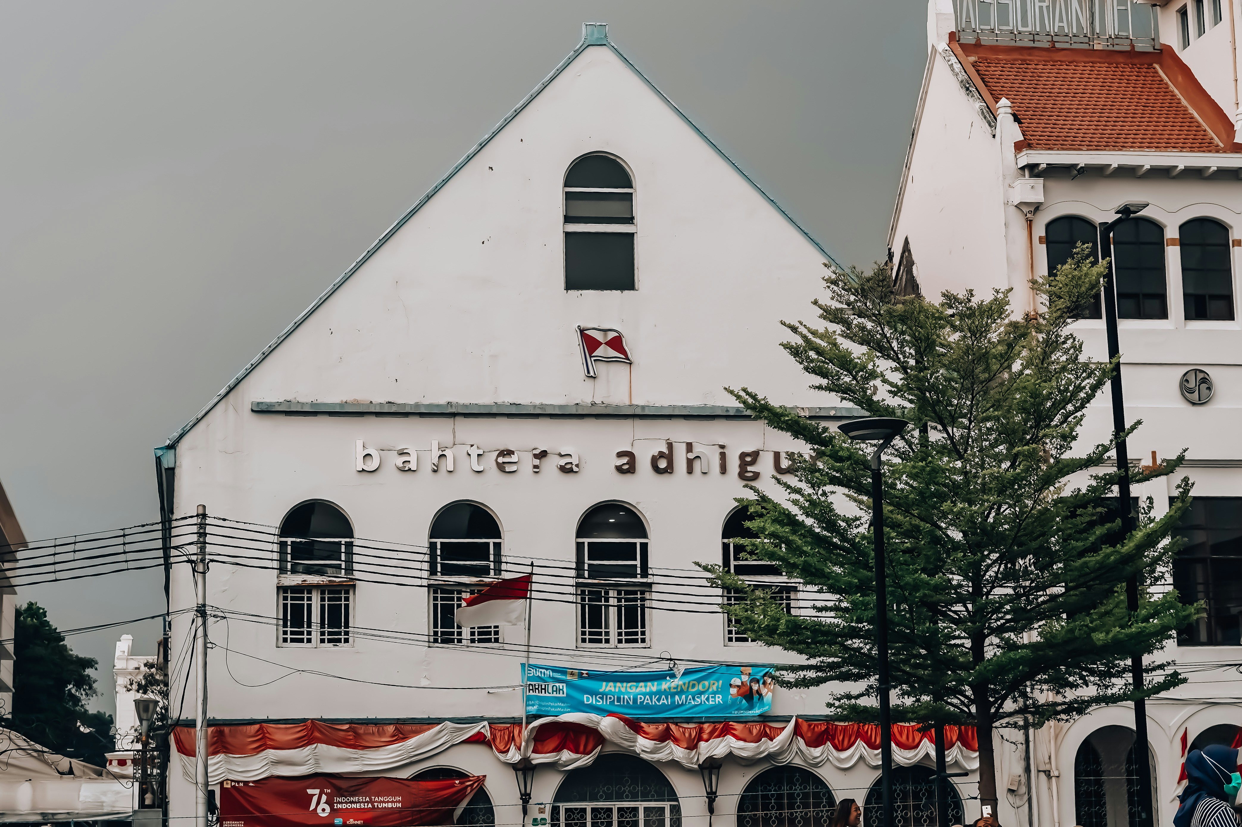 Un gran edificio blanco con un techo rojo