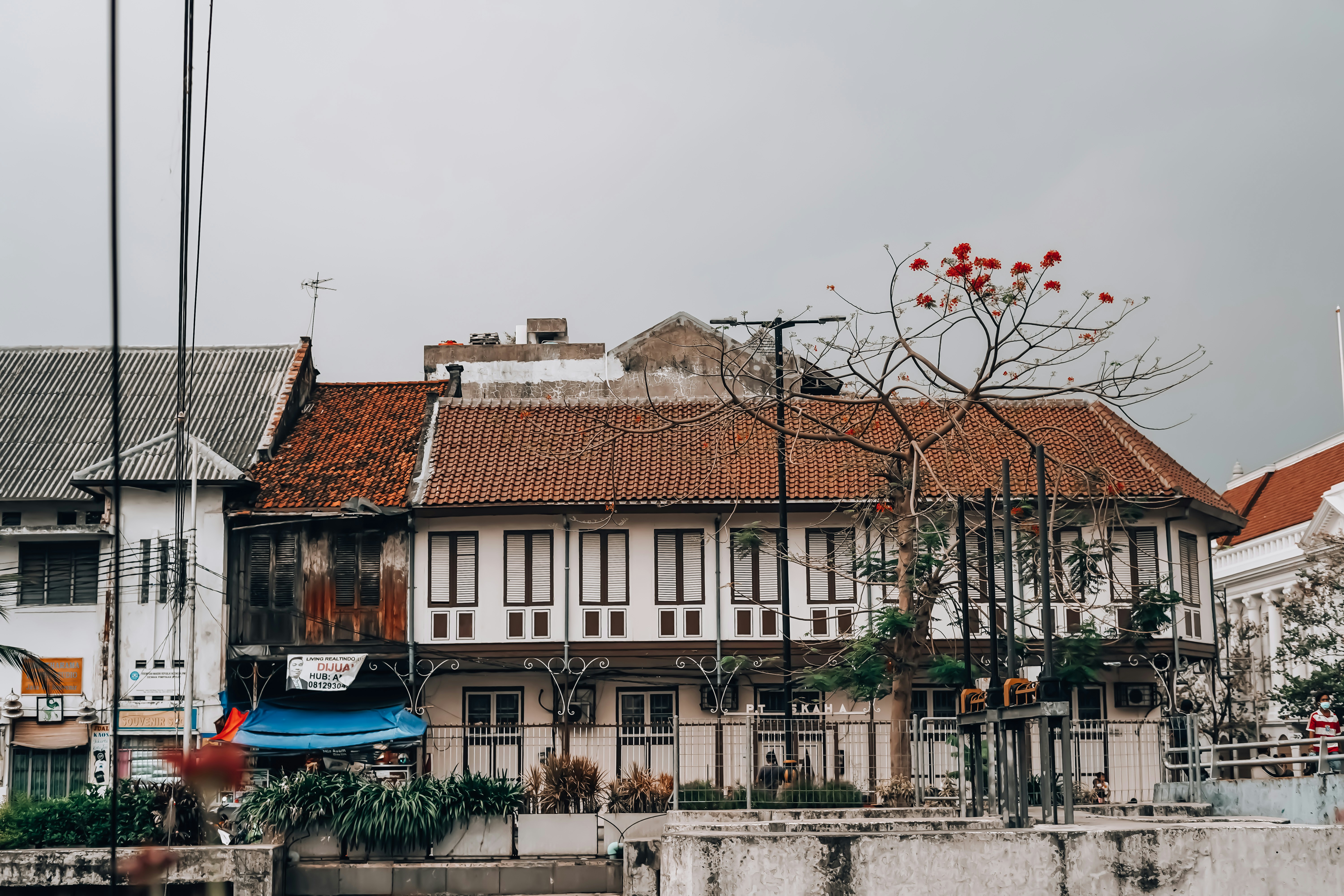Un gran edificio blanco con un techo rojo