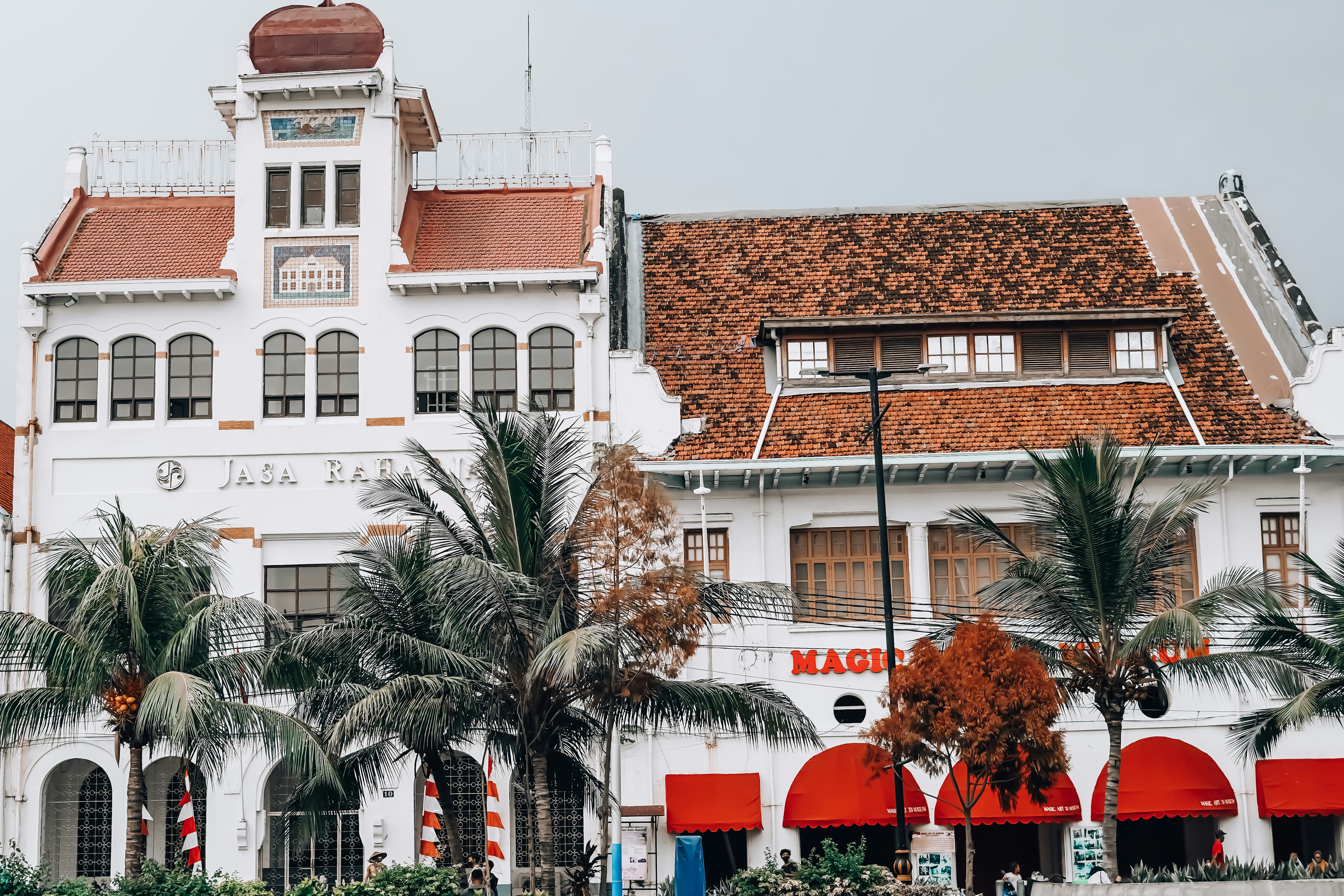 Un gran edificio blanco con un techo rojo