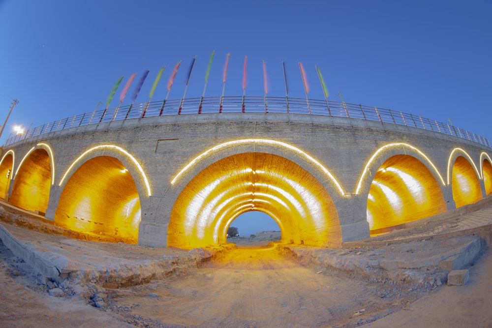 un pont qui a des lumières sur le côté