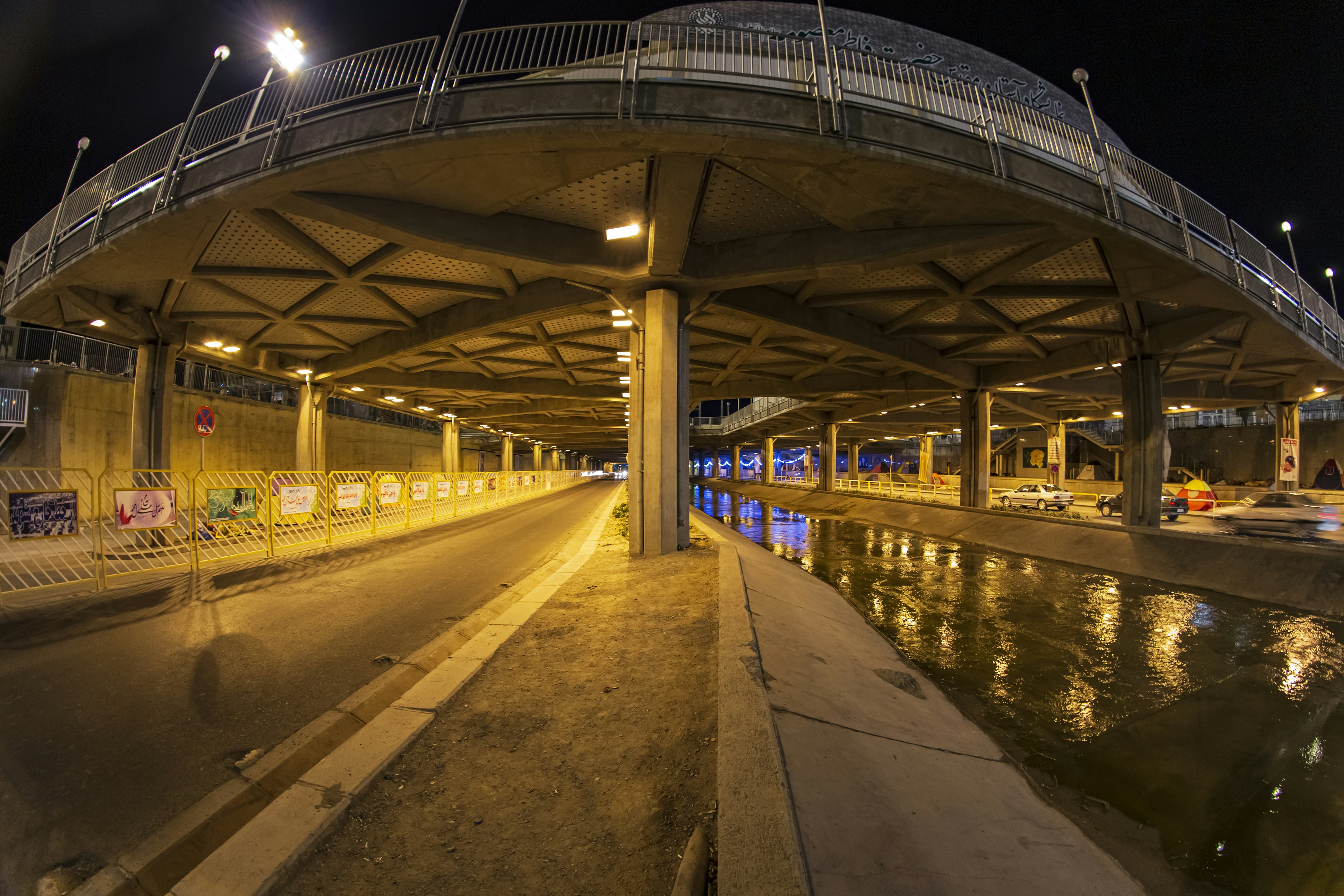 Un ponte su uno specchio d'acqua di notte