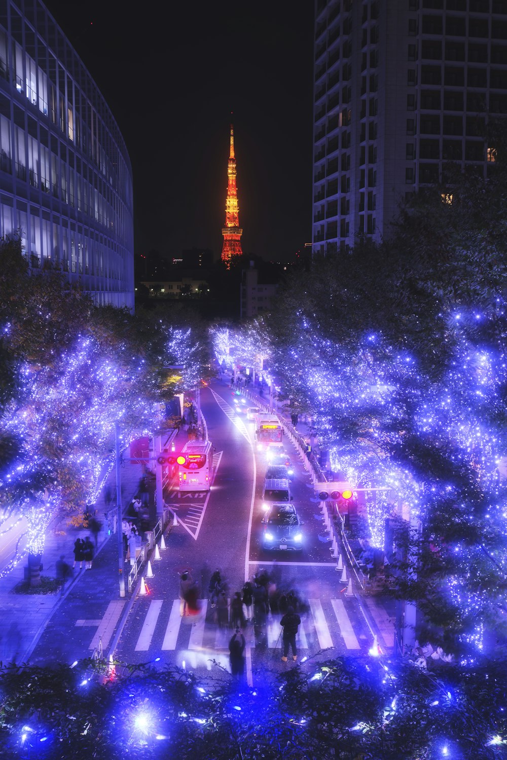 Una calle de la ciudad se ilumina con luces azules