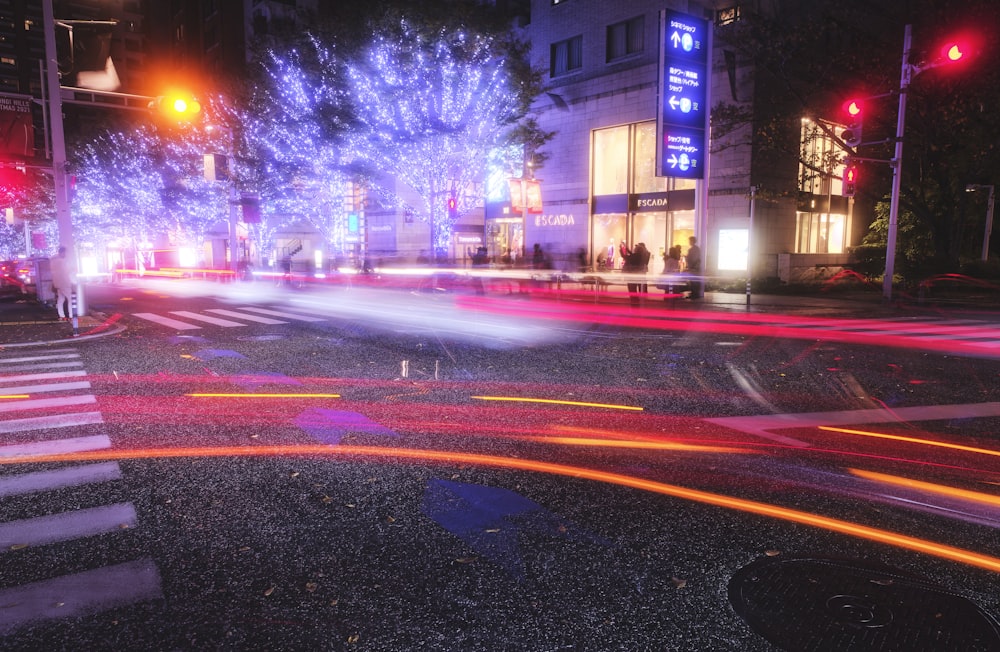 Una calle de la ciudad llena de tráfico por la noche