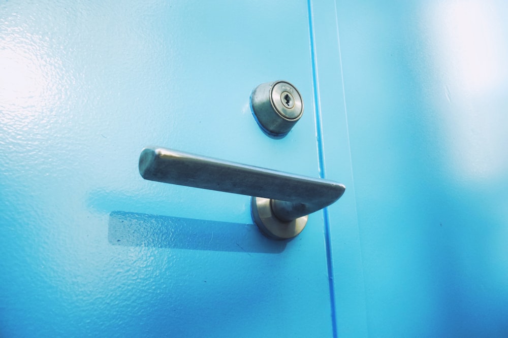 eine Nahaufnahme eines Türgriffs an einer blauen Tür
