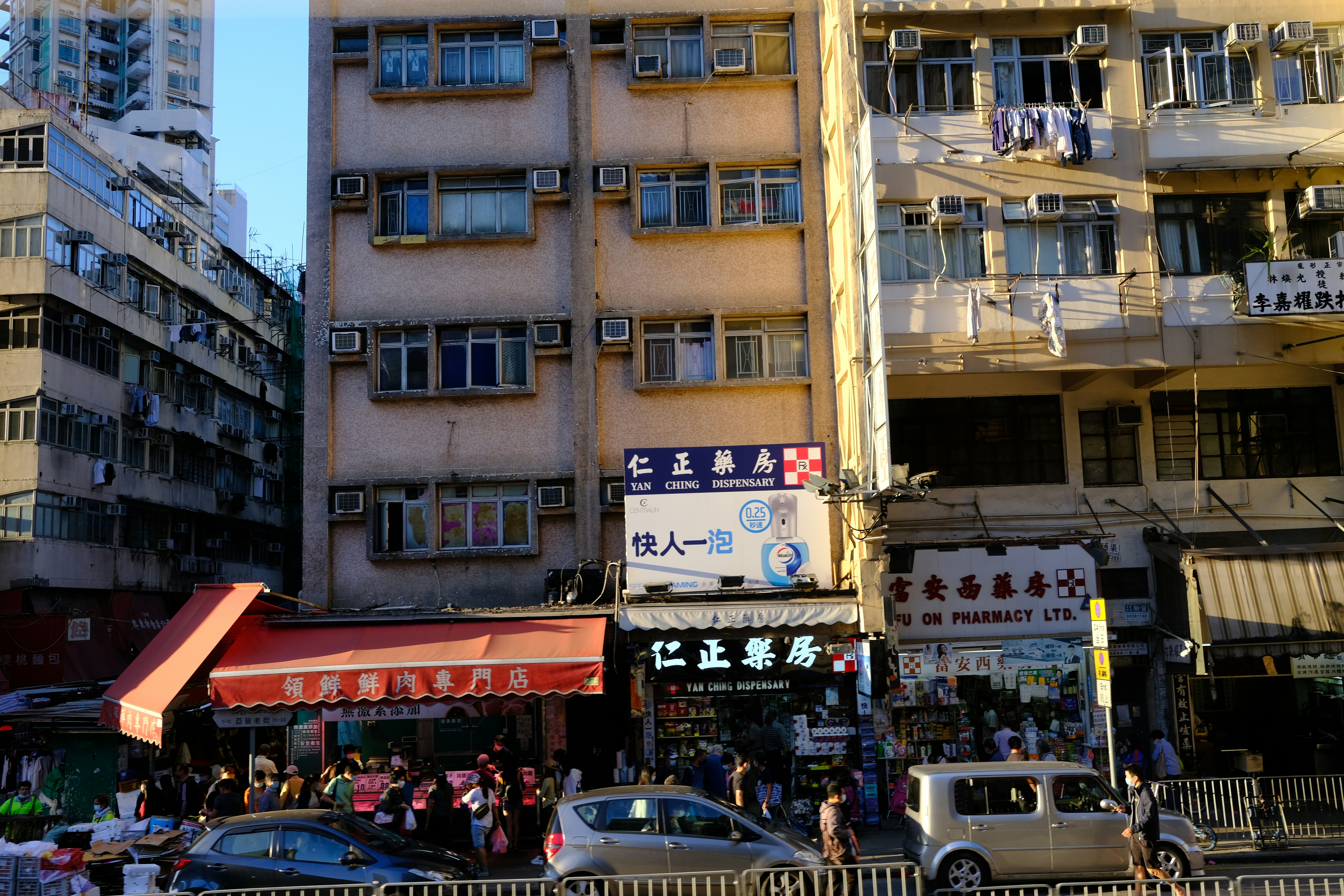 Un groupe de voitures garées devant un grand immeuble