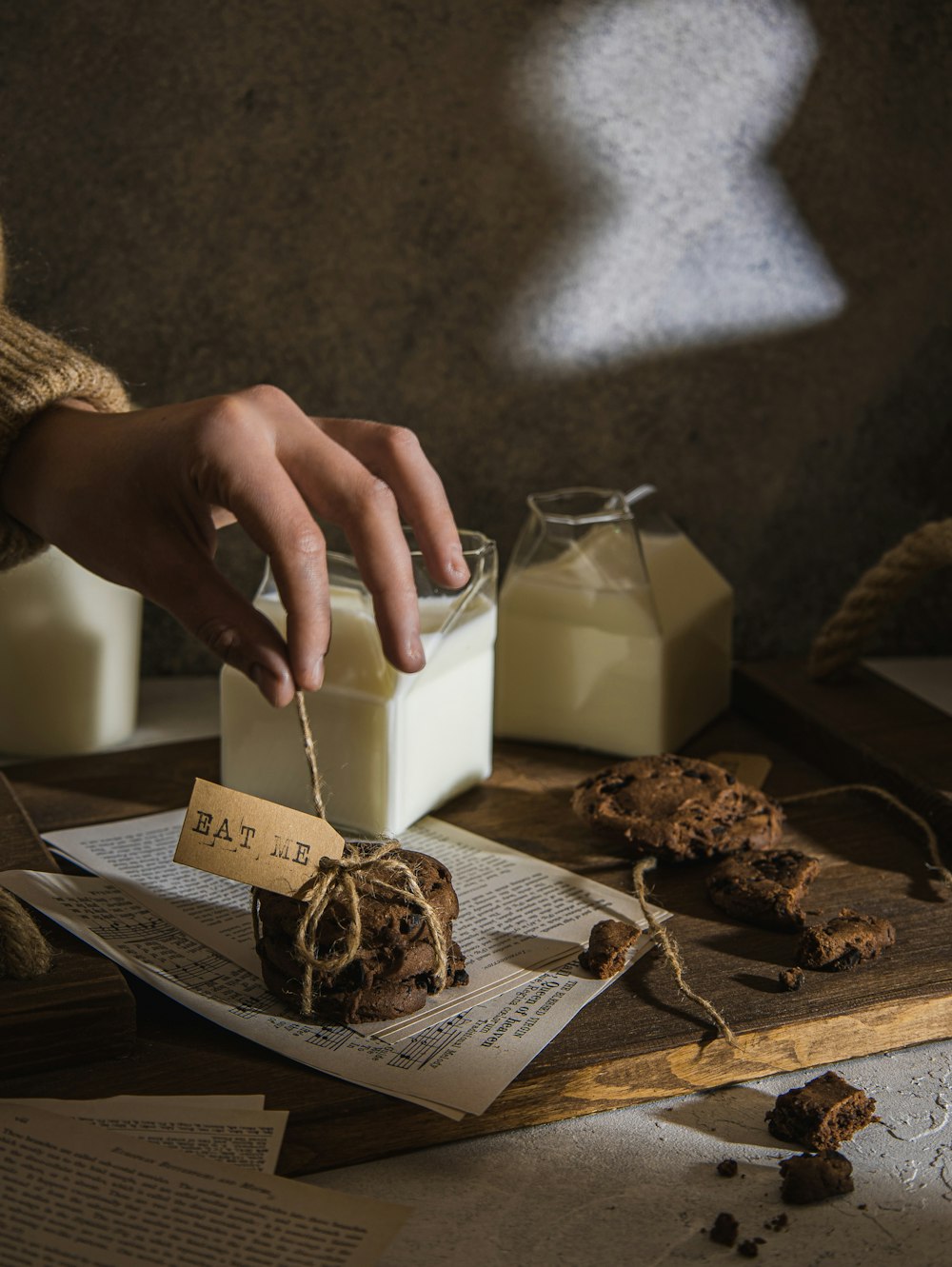 une personne coupant un morceau de gâteau sur une table