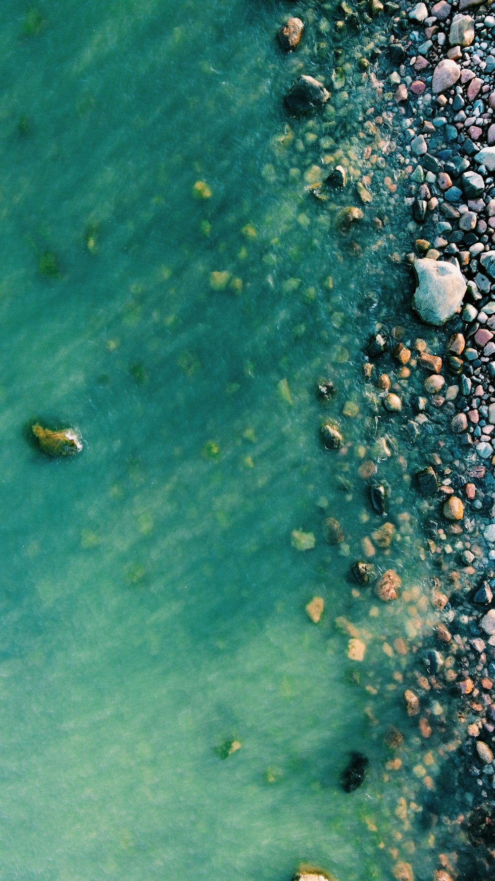 a bird's eye view of a body of water