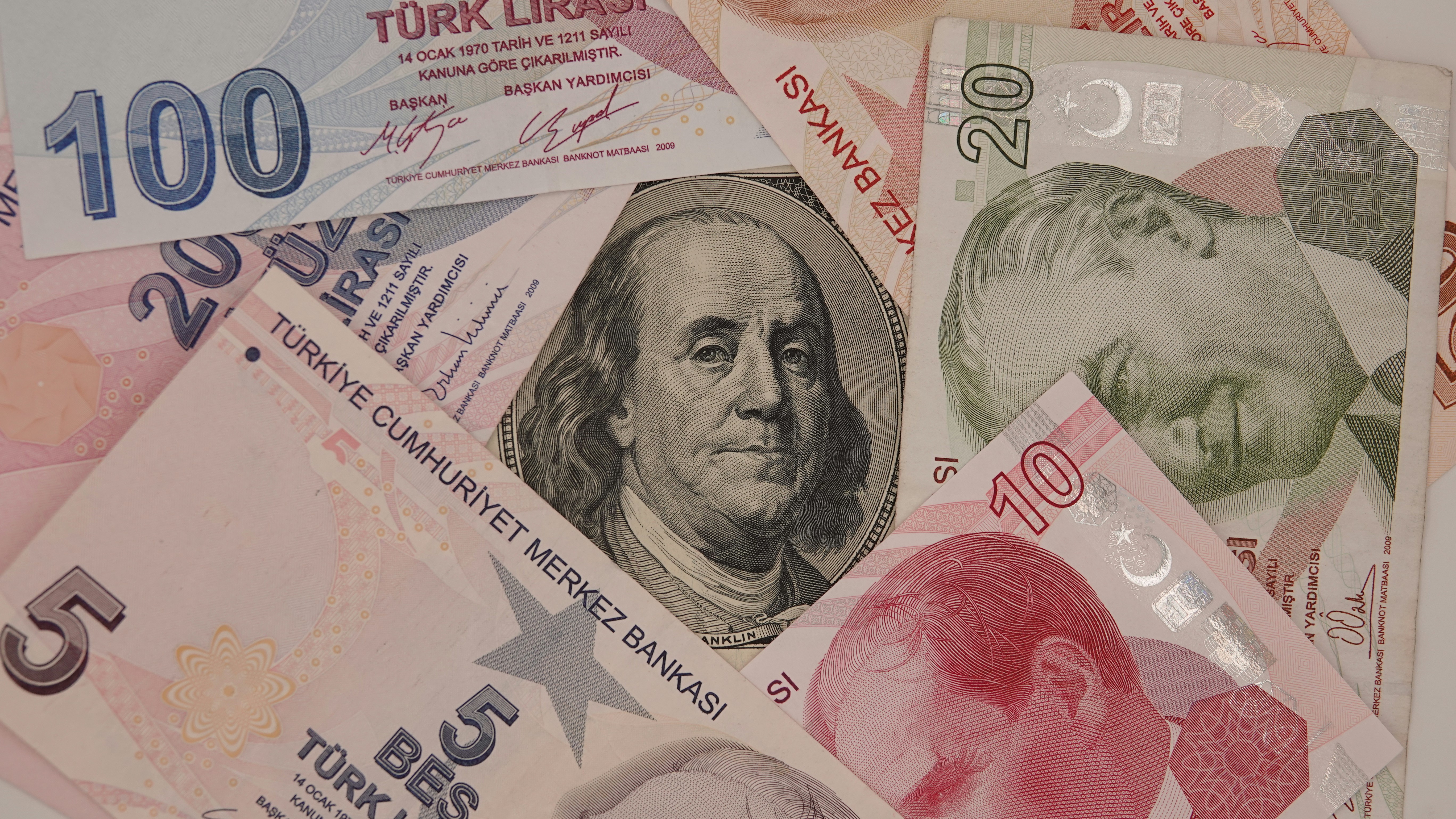 ein Haufen verschiedener Währungen, die übereinander sitzen