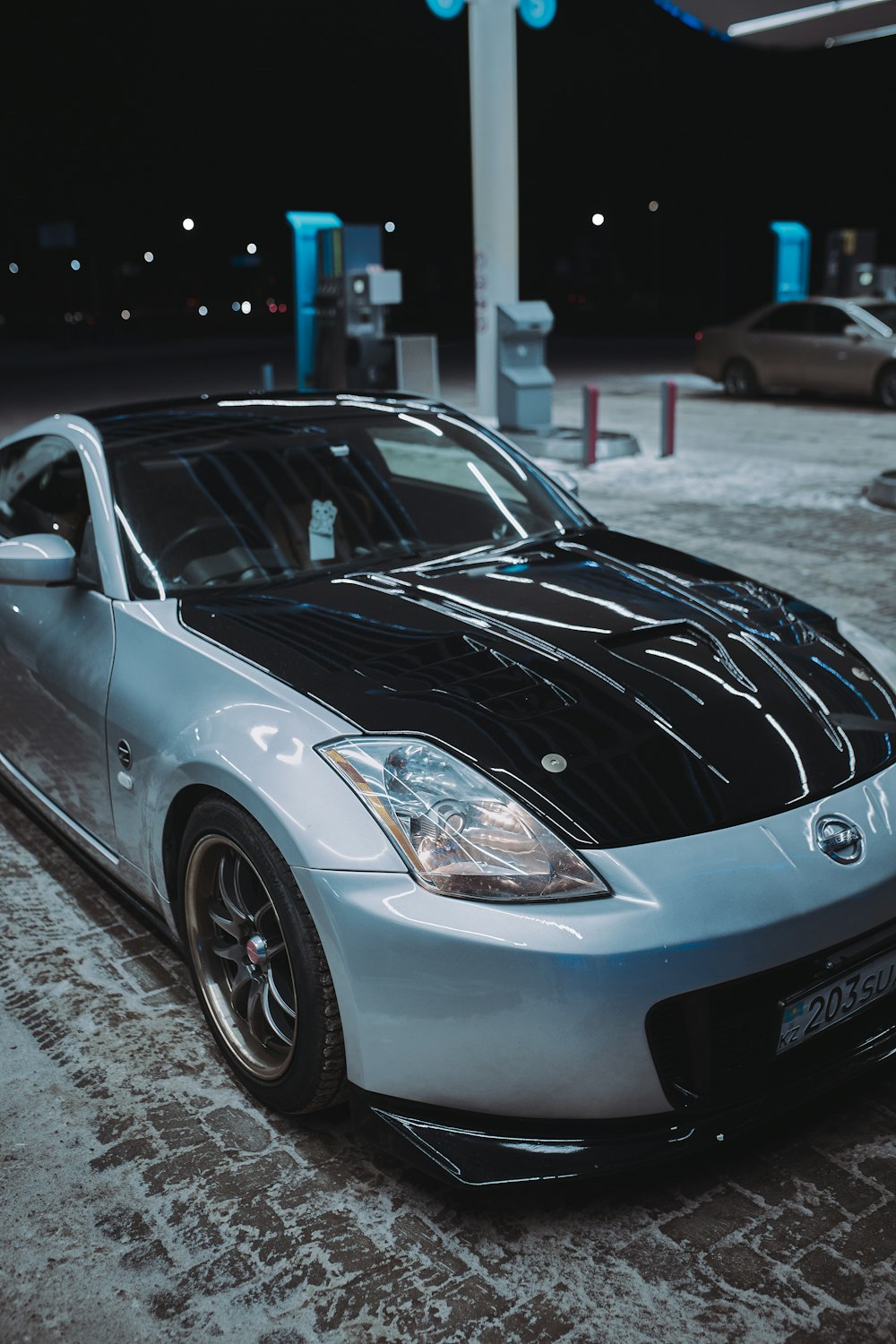 Un'auto sportiva argentata parcheggiata in un parcheggio