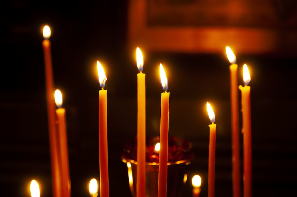 Un gruppo di candele accese in una chiesa