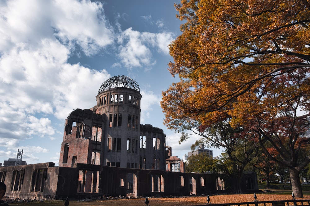 その上にドームがある大きな建物